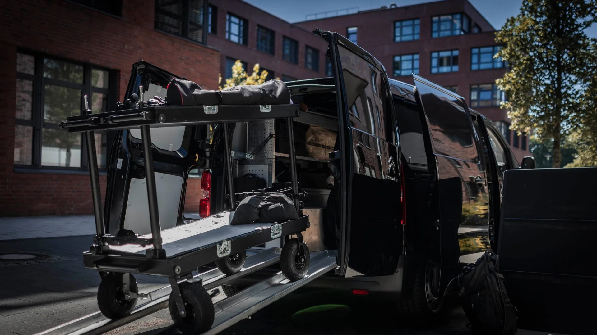 Kameradolly und Rigging vor dem Produktionsvan