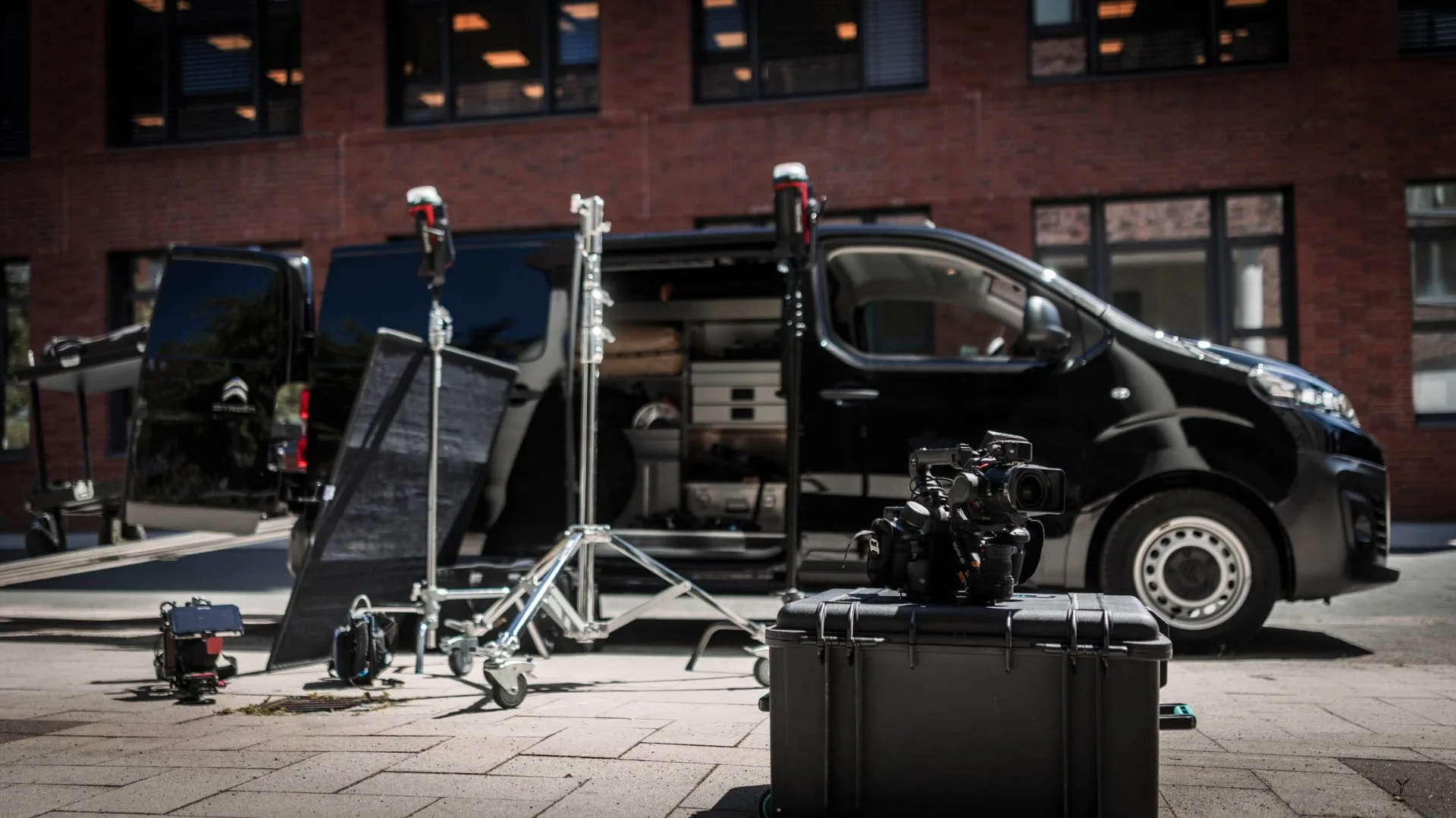 fabelzucker Produktionsvan mit Kamera- und Lichtsetup am Set