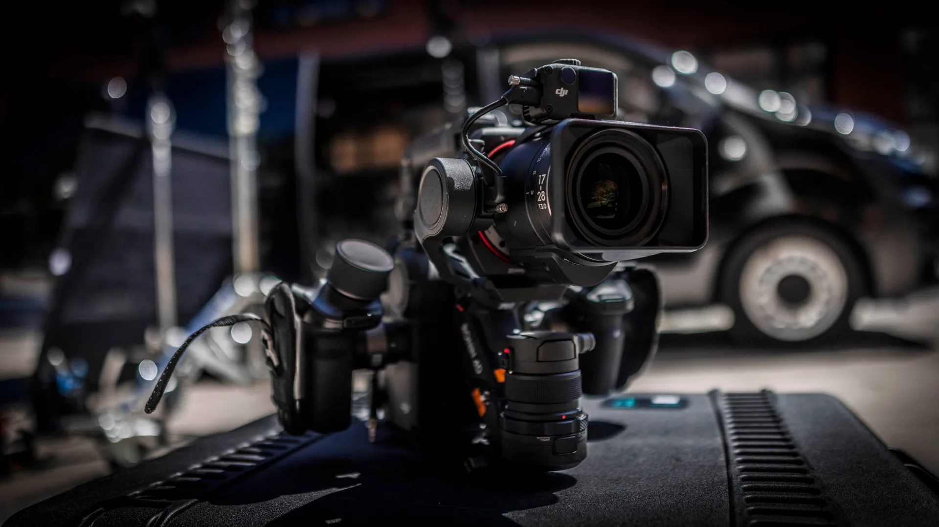 Kinokamera mit Gimbal und Cinelens am Set